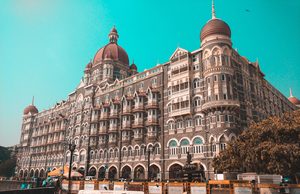 La Porte de l'Inde et l'hôtel Taj Mahal Palace au bord de l'eau