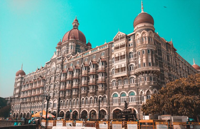 La Porte de l'Inde et l'hôtel Taj Mahal Palace au bord de l'eau