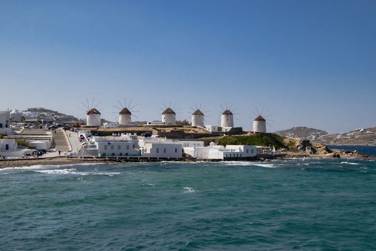 Les moulins à vent de Mykonos face à la mer Égée