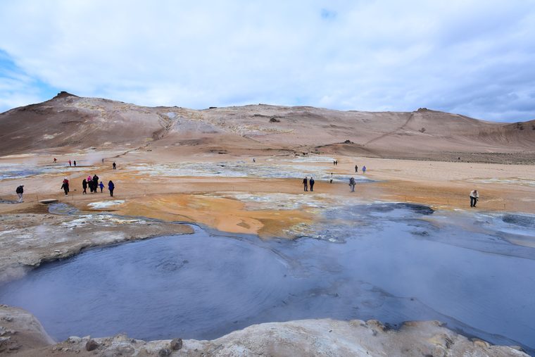 Fumerolles et marmites de boue bouillonnante à Hverir près du lac Mývatn