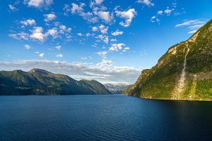 Le Nærøyfjord vu depuis l'eau, encadré par des montagnes abruptes