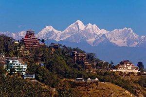 Lever de soleil sur la chaîne de l'Himalaya depuis une colline de Nagarkot