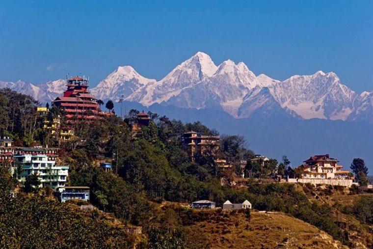 Lever de soleil sur la chaîne de l'Himalaya depuis une colline de Nagarkot