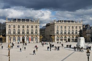 La place Stanislas éclairée à la tombée de la nuit avec ses grilles dorées