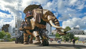 L'Éléphant géant des Machines de l'île devant les anciens chantiers navals de Nantes