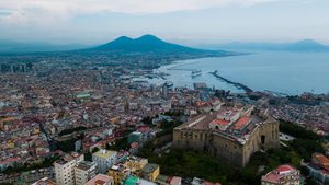 Vue sur le Vésuve depuis le front de mer de Naples au crépuscule