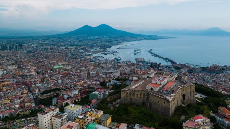 Vue sur le Vésuve depuis le front de mer de Naples au crépuscule