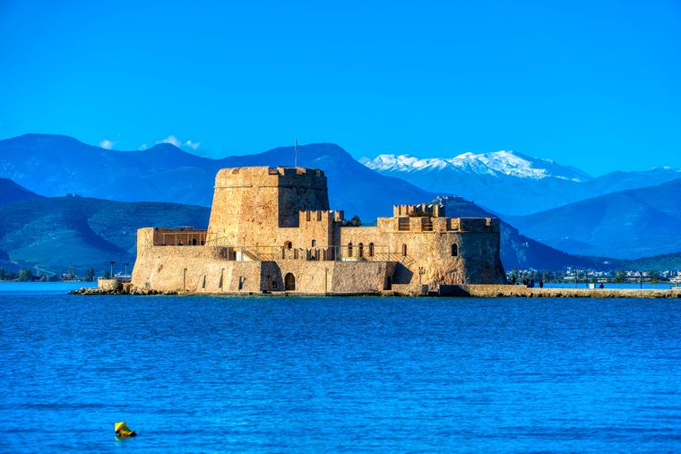 Le fort Bourtzi au milieu de l'eau et la vieille ville de Nauplie en arrière-plan