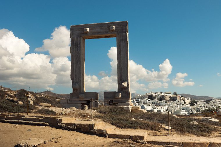 La Portara de Naxos face à la mer Égée au coucher du soleil