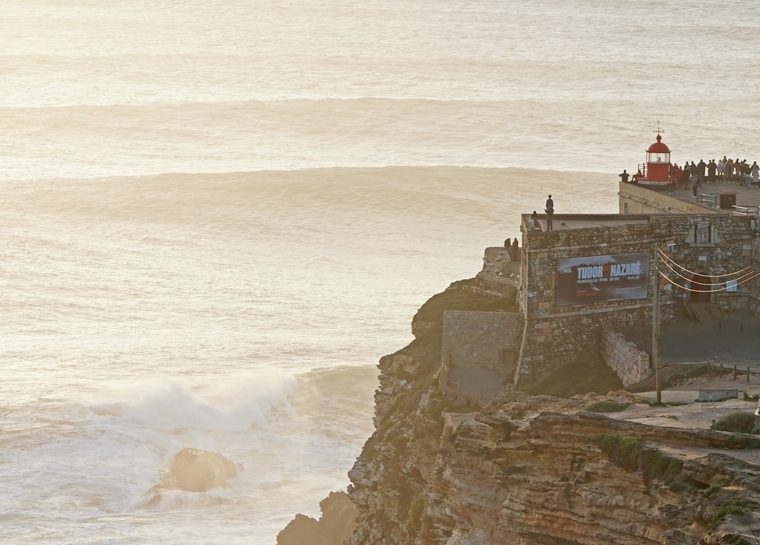 Le phare de Nazaré face aux vagues de Praia do Norte