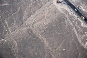 Vue aérienne du géoglyphe du colibri dans le désert de Nazca