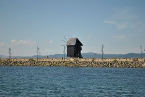 Le moulin à vent en bois à l'entrée de la presqu'île de Nessebar