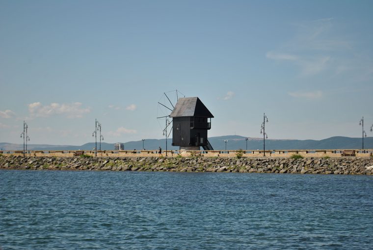 Le moulin à vent en bois à l'entrée de la presqu'île de Nessebar