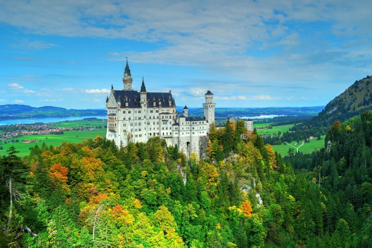 Le château de Neuschwanstein perché sur sa colline boisée, vu depuis le pont de Marie