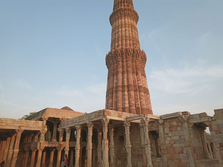 Le minaret du Qutub Minar s'élevant dans le ciel de Delhi