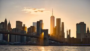 Vue sur la skyline de Manhattan depuis Brooklyn au coucher du soleil