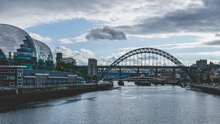 Le pont du millénaire de Gateshead et le fleuve Tyne au crépuscule