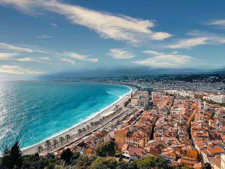 La promenade des Anglais et la baie des Anges vues depuis la colline du Château