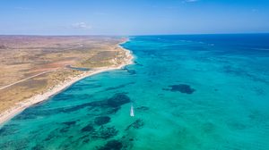 Vue aérienne du récif de Ningaloo longeant la côte aride d'Australie occidentale