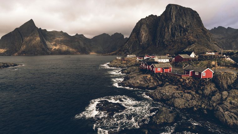 Montagnes escarpées plongeant dans les eaux d'un fjord en Norvège du Nord