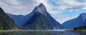 Le pic Mitre s'élevant au-dessus des eaux sombres du Milford Sound