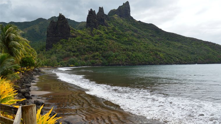 La baie de Taiohae et les montagnes verdoyantes de Nuku Hiva