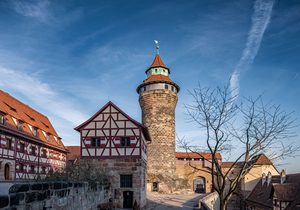 Le château impérial dominant les toits de la vieille ville de Nuremberg