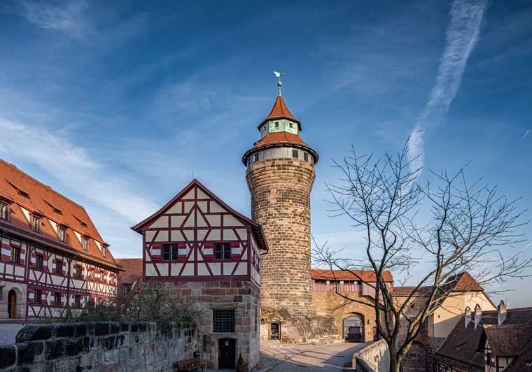 Le château impérial dominant les toits de la vieille ville de Nuremberg