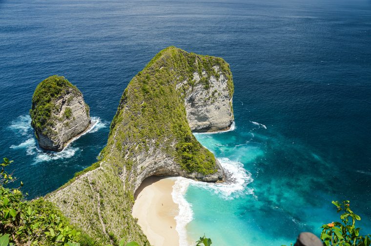 La falaise en forme de T-Rex surplombant la plage de Kelingking Beach à Nusa Penida