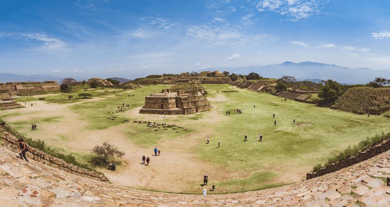 Les ruines de Monte Albán surplombant la vallée d'Oaxaca