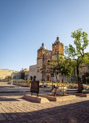 Le temple de Santo Domingo de Guzmán et les rues colorées de Oaxaca