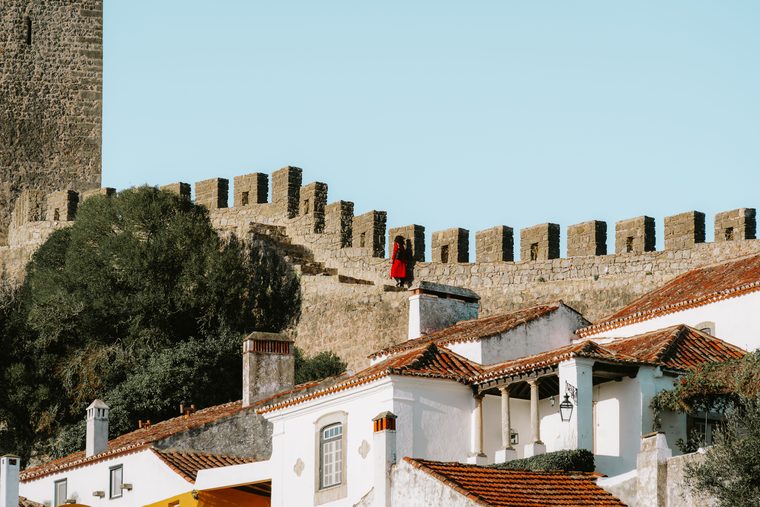 Les remparts médiévaux et les maisons blanches d'Óbidos