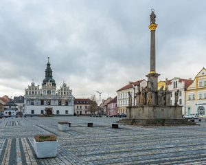 La place Haute d'Olomouc avec la colonne de la Sainte-Trinité et l'hôtel de ville