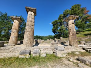 Les ruines des colonnes de la palestre sur le site archéologique d'Olympie