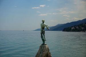 La statue de la Jeune Fille à la Mouette avec le golfe de Kvarner en arrière-plan