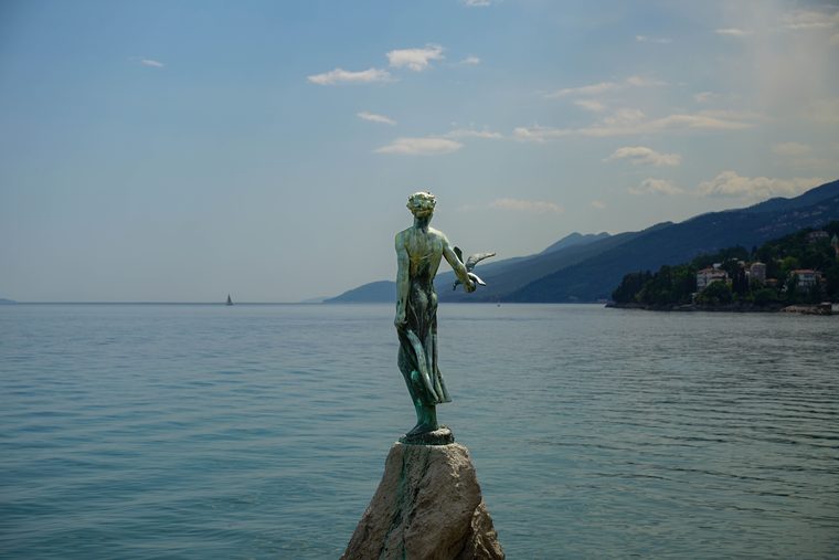 La statue de la Jeune Fille à la Mouette avec le golfe de Kvarner en arrière-plan