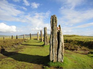 Le cercle de pierres de Brodgar sous un ciel nuageux