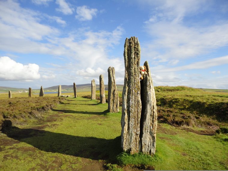 Le cercle de pierres de Brodgar sous un ciel nuageux