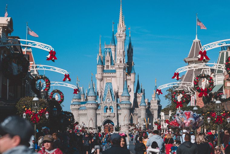 Le château de Cendrillon illuminé à la tombée de la nuit au Magic Kingdom