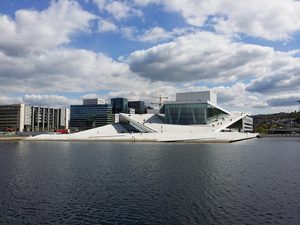 L'Opéra d'Oslo et les eaux du fjord au lever du soleil