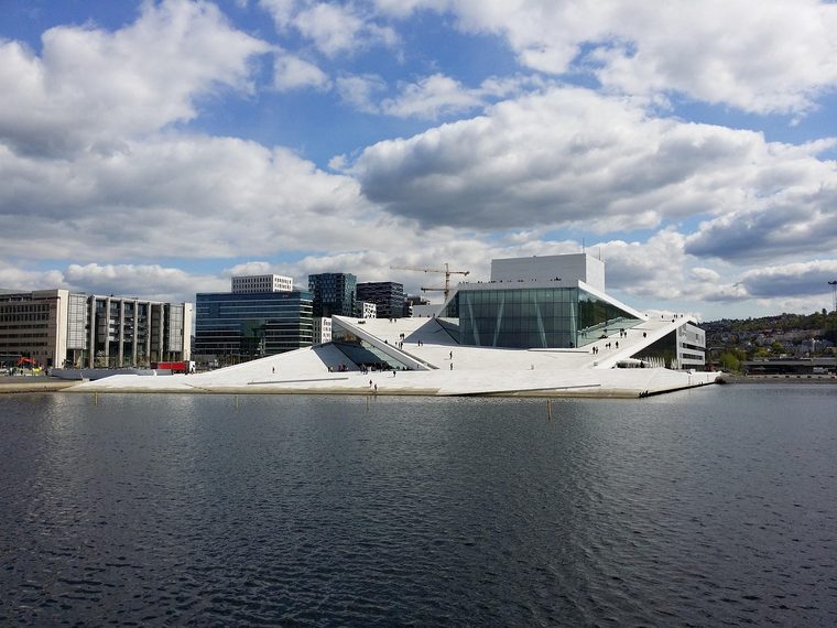 L'Opéra d'Oslo et les eaux du fjord au lever du soleil