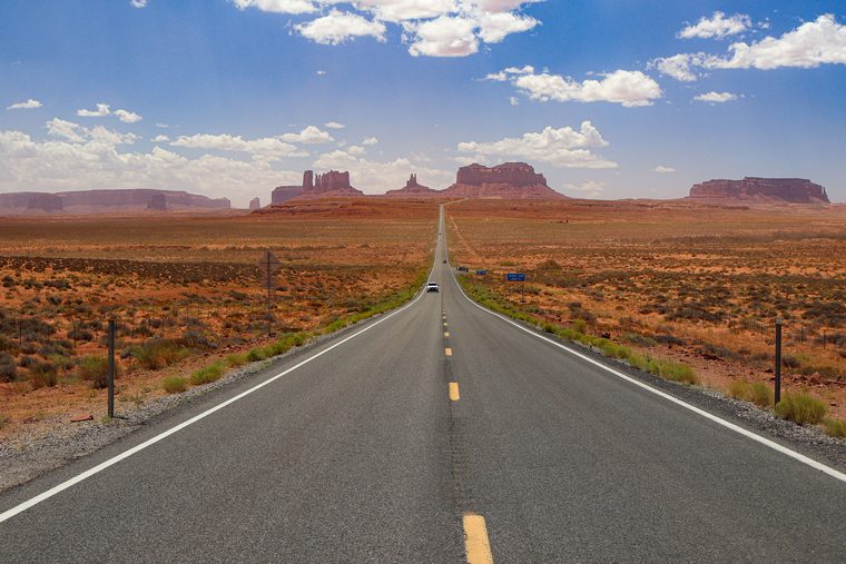 La route rectiligne menant aux buttes de Monument Valley