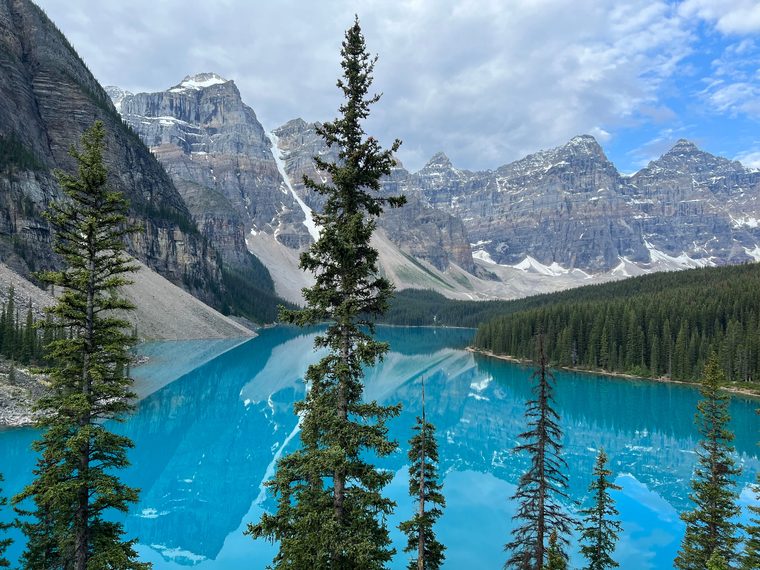 Les montagnes des Rocheuses canadiennes se reflétant dans un lac glaciaire