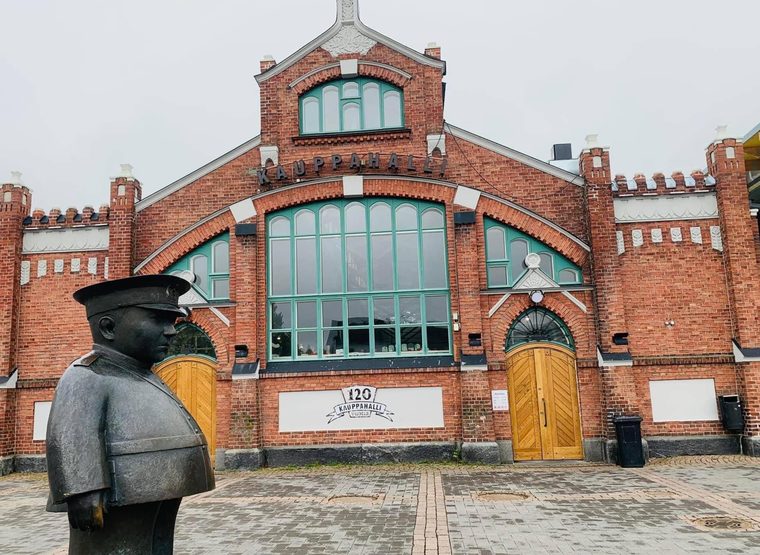 La statue du Toripolliisi sur la place du marché d'Oulu en hiver