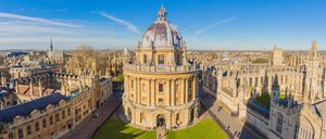 La Radcliffe Camera et les flèches des collèges d'Oxford au coucher du soleil