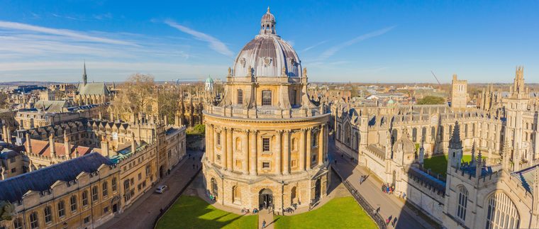 La Radcliffe Camera et les flèches des collèges d'Oxford au coucher du soleil