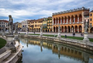 La place Prato della Valle et le canal à Padoue
