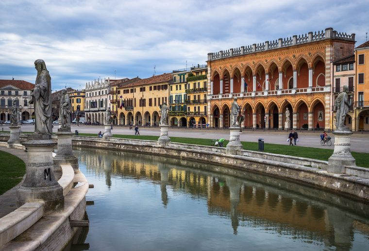 La place Prato della Valle et le canal à Padoue