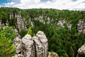 Les formations rocheuses de Prachov s'élevant au-dessus de la forêt dans le Paradis de Bohême