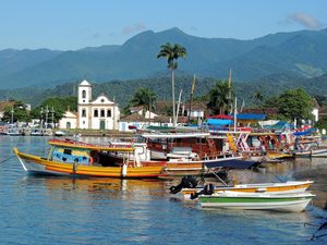Les bateaux colorés dans la baie de Paraty et la jungle d'Ilha Grande